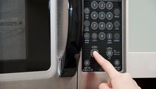 8 أطعمة لا تضعها داخل الميكروويف.. بينها الدجاج والأرز -صورة أرشيفية