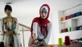 مصممة الأزياء الفلسطينية نرمين.. العالمية من بوابة مواقع التواصل