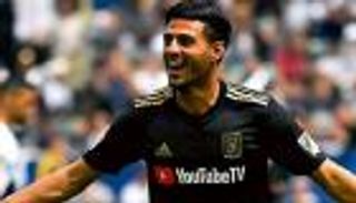 تقارير.. عائق وحيد أمام انتقال كارلوس فيلا إلى برشلونة