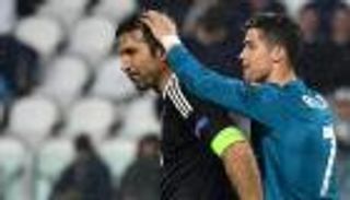 بوفون: تمنيت اللعب مع رونالدو في يوفنتوس