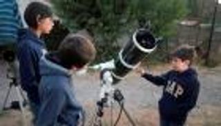 بالصور.. طفل يعطي دروسا في الفلك لتحقيق حلم "بدلة الفضاء"