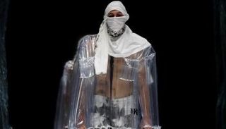 ملثمون وبطاطين بعرض أزياء ياباني للرجال