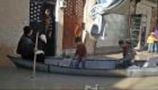 بالصور.. الأمطار تحول مزارعا سوريا إلى سائق مركب بالشوارع