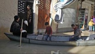 أبوإيهاب ينقل أطفالا بمركبه
