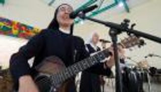 فرقة راهبات تستعد لتقديم عرض روك أمام البابا فرنسيس