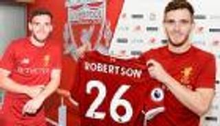 حارس ليفربول يهنئ زميله بتجديد عقده على طريقة "ويليام والاس"