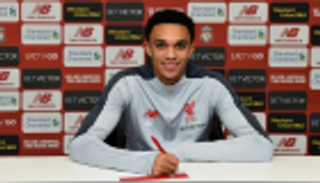 ظهير ليفربول يوقع على عقد طويل الأمد