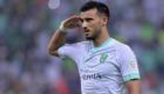 كيف تابع عمر السومة مباراة أهلي جدة والنجوم؟