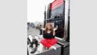 بالصور.. يابانية تترك الرقص وتتجه لقيادة الشاحنات