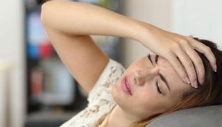 10 أسباب للشعور المستمر بالدوخة.. منها ارتداء نظارة جديدة