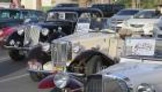 معرض السيارات الكلاسيكية بالشارقة.. إقبال جماهيري لمشاهدة موديلات نادرة