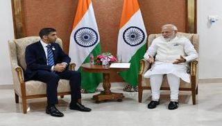 الدكتور ثاني بن أحمد الزيودي خلال لقائه مع رئيس وزراء الهند