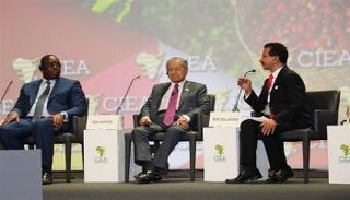 سلطان أحمد بن سليم خلال مشاركته بجلسة حوارية في "داكار"