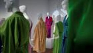 بالصور.. عرض 130 فستانا للممثلة كاترين دونوف للبيع.. لم تجد لها مكانا