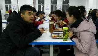 ضيوف "جولة مشاهير طريق الحرير" مع عدد من طلبة المركز