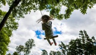 طفلة على أرجوحة في جزيرة ليندويا النرويجية - صورة أرشيفية