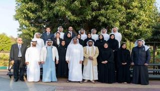 الشيخ محمد بن زايد آل نهيان في صورة تذكارية مع أعضاء الفريقين