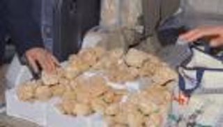 بالصور.. فقع العرعر يجتذب السعوديين والأجانب والكيس بـ1500 ريال