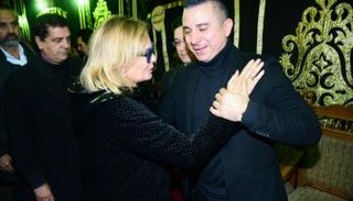 يسرا تقدم واجب العزاء للفنان أحمد سعيد عبدالغني