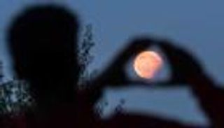 2.8 مليار متابع في انتظار خسوف القمر.. يمكن رؤيته بالعين المجردة