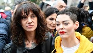 أزيا أرجنتو (يسار) مع المغنية والممثلة الأمريكية روز ماكجوان