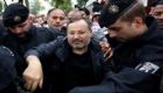 صحيفة مغربية: مذكرة توقيف بحق مذيع الجزيرة الإخواني أحمد منصور