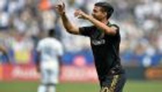 مهاجم لوس أنجلوس يعلق على اهتمام برشلونة بضمه