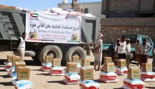 الهلال الأحمر الإماراتي يوزع مساعدات غذائية في شبوة اليمنية 