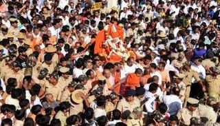 آلاف الهنود في تشييع الزعيم الهندوسي 