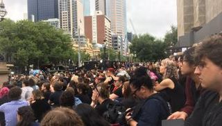 جانب من المشاركين في تأبين آية مصاورة