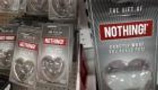 بالصور.. "لا شيء" أحدث هدايا عيد الحب