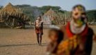 سر الطلاء الأبيض على أجساد القبائل الأفريقية.. فكرة من وحي الطبيعة