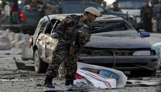 أحد الجنود الأفغان يتفقد موقعا للتفجير - أرشيفية