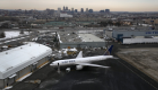 تعليق مؤقت للرحلات إلى مطار أمريكي بعد رصد طائرتين مسيرتين