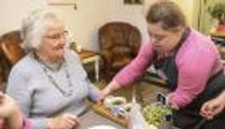 بالصور.. أصحاب الهمم يديرون مقهى في بريطانيا