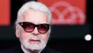 أكبر مصممي الأزياء في العالم يغيب عن عرض "شانيل" لأول مرة