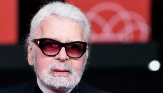 كارل لاجرفيلد أحد أكبر مصممي الأزياء في العالم