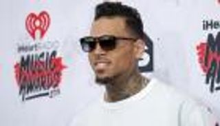 الإفراج عن المغني كريس براون بعد توقيفه بتهمة اغتصاب