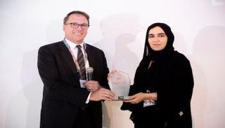 غالية العلي خلال تسلمها جائزة سيدة العام في مجال التمويل المؤسسي