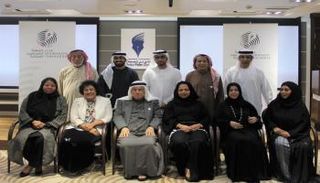 صورة تذكارية للمجلس الشرفي لجمعية الصحفيين الإماراتية