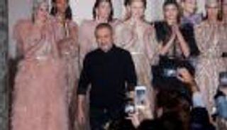 إيلي صعب يعود إلى قديمه في أسبوع الـ"هوت كوتور" بباريس