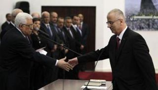 الرئيس الفلسطيني محمود عباس ورئيس الوزراء رامي الحمد الله