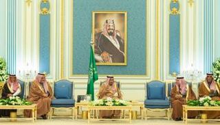 استقبال خادم الحرمين كبار مسؤولي وزارة التجارة والاستثمار في المملكة