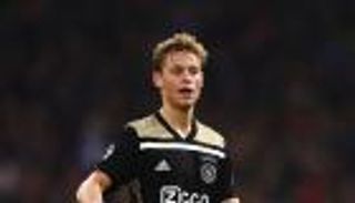 تقارير.. ساعات تفصل برشلونة عن إعلان ضم دي يونج