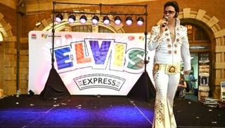 صورة ملتقطة لشبيه إلفيس بريسلي يؤدي عرضا في سيدني