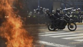 قوات الأمن تحاول السيطرة على العنف في فنزويلا