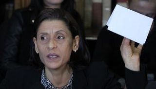 روضة العبيدي خلال تقديم تقرير الهيئة