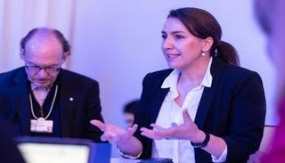 مريم المهيري خلال مشاركتها في فعاليات المنتدى الاقتصادي العالمي