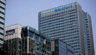 مسؤولون سابقون في باركليز دفعوا رسوما سرية لقطر