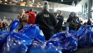 موظفون أمريكيون يتسولون الطعام بعد حرمانهم من رواتبهم